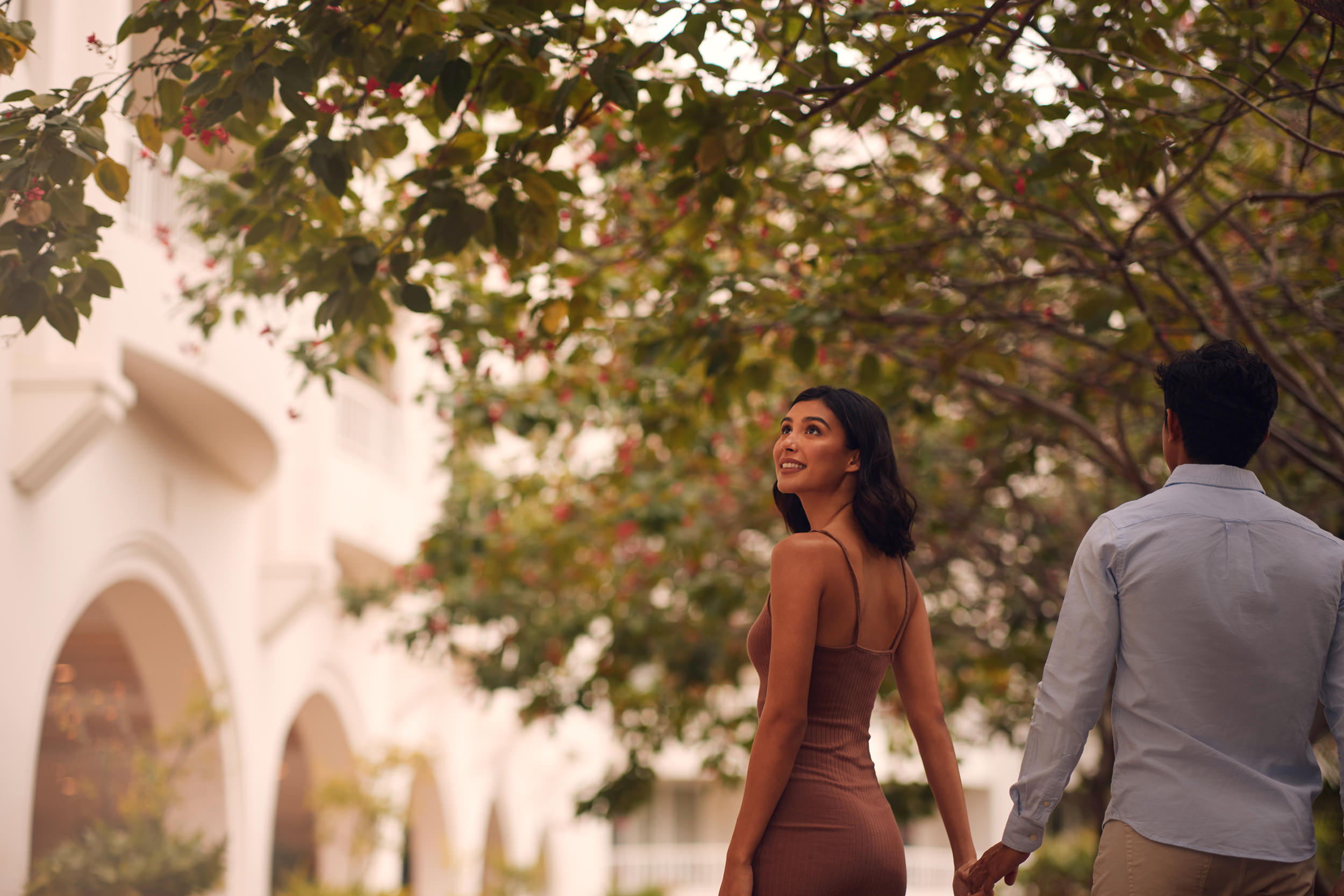 couple walking on the hotel grounds