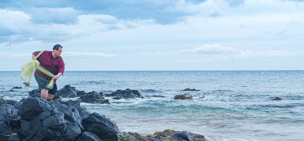 Tylun Pang throwing out a fish net