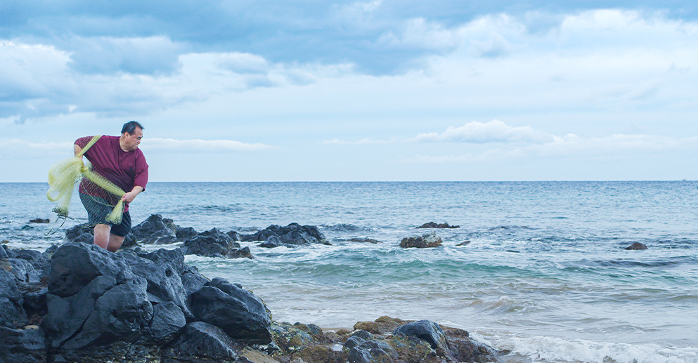 Tylun Pang throwing out a fish net